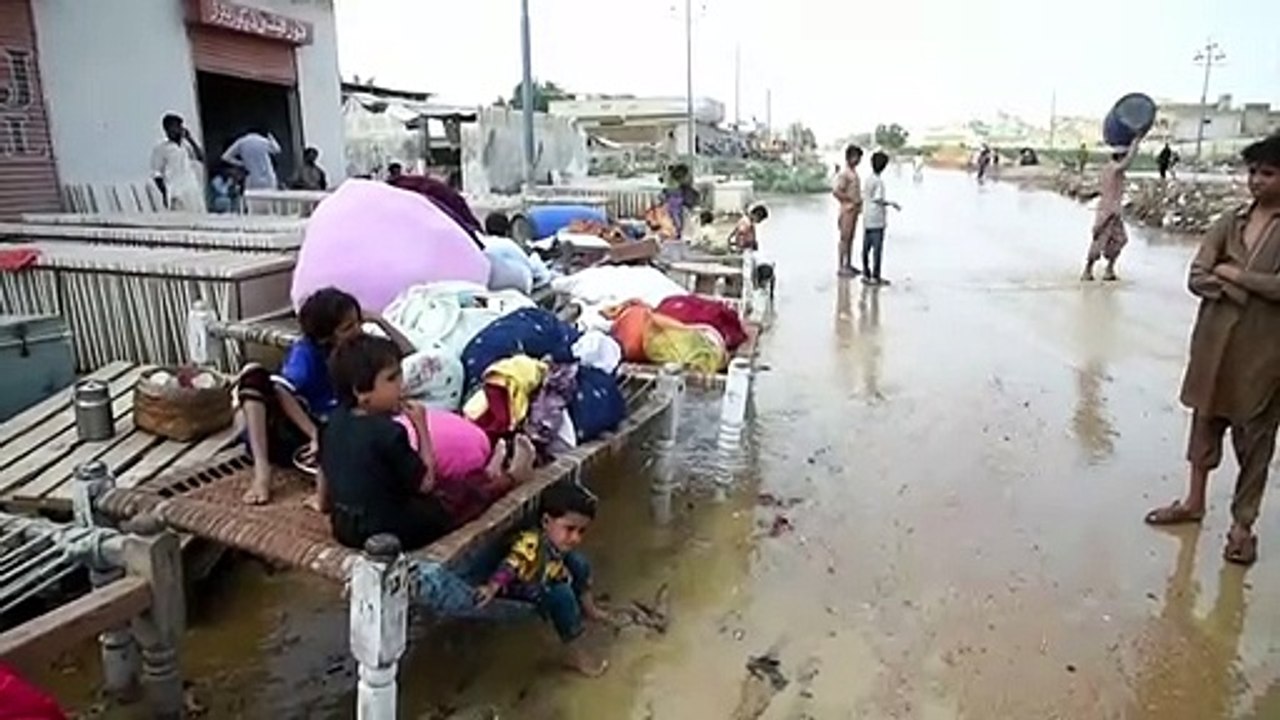 Deadly flooding paralyses Karachi