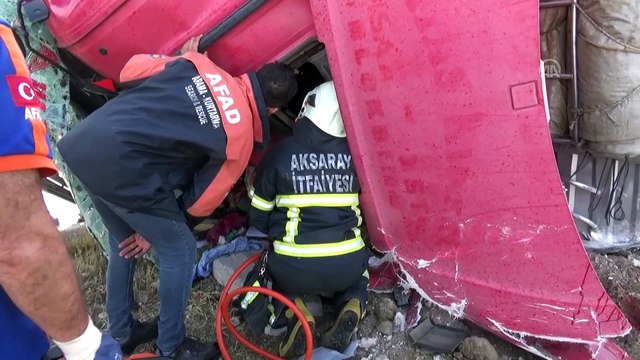 Büyükbaş hayvan yüklü tır devrildi - AKSARAY