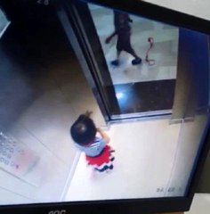 Asansörde boynundan asılı kalan çocuğu boğulmaktan ablası kurtardı