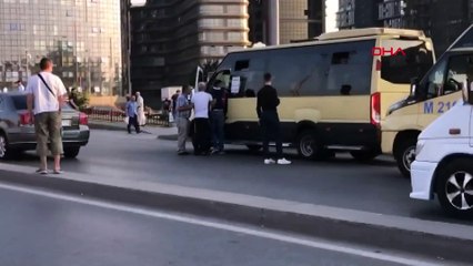 Minibüs şoförlerinin ‘kemerli’ kavgası kamerada