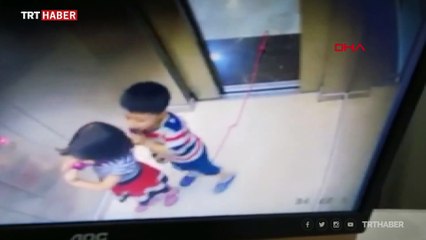 Soğukkanlı abla kardeşini ölümden kurtardı