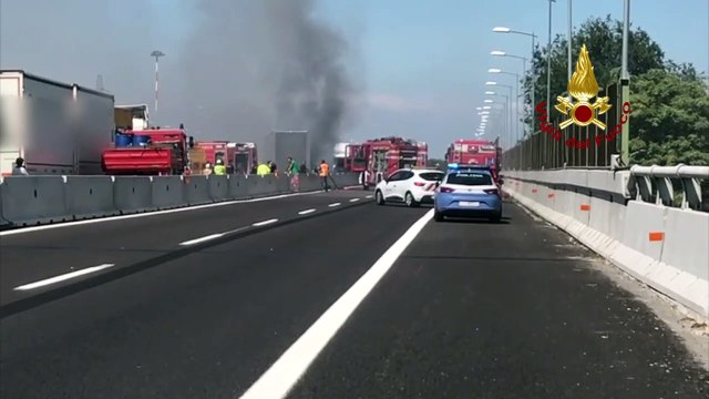 Bologna - Scontro tra Tir su A14 un morto -2- (30.07.19)