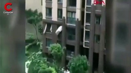 6. Kattan düşen çocuğun mucize kurtuluşu