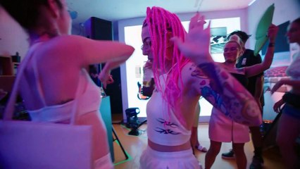 Desperados duplica el tamaño de un piso pequeño para crear una fiesta épica en casa