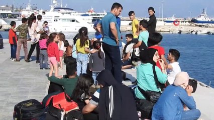 Ölüme yolculuktaki 5 şişme botta 180 göçmen yakalandı