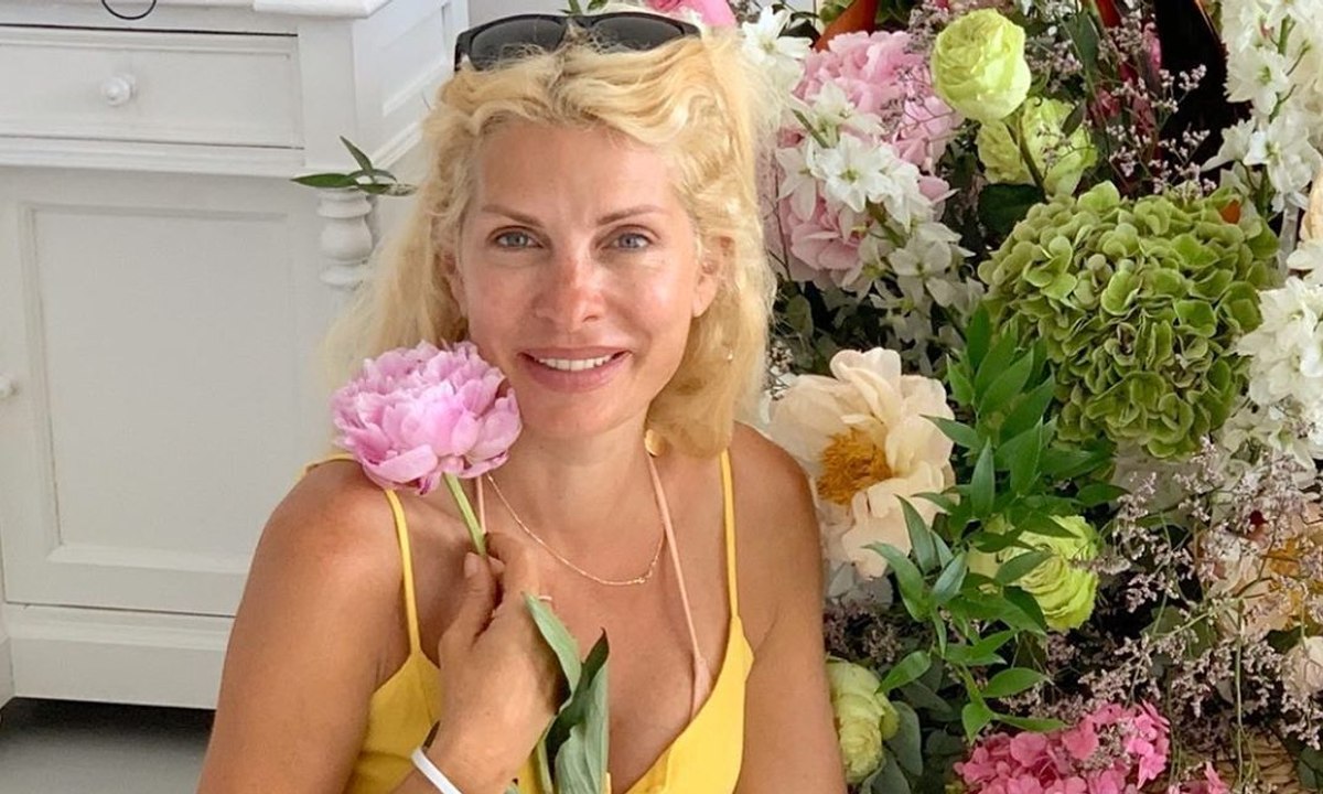 Ελένη Μενεγάκη: Επέστρεψε στην Άνδρο και ο Μάκης της την τραβά βίντεο!