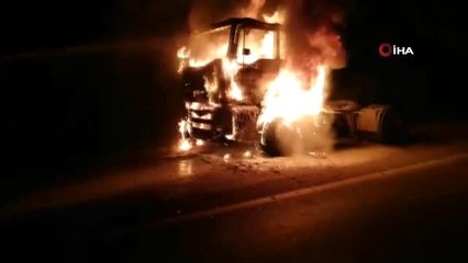 Seyir halindeki tır alev alev böyle yandı