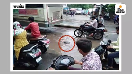 પ્રિમોન્સુનની કામગીરી ખાડામાં, રિક્ષા ખાડામાં ફસાતા મુસાફર પાણીમાં ગબડી પડ્યો