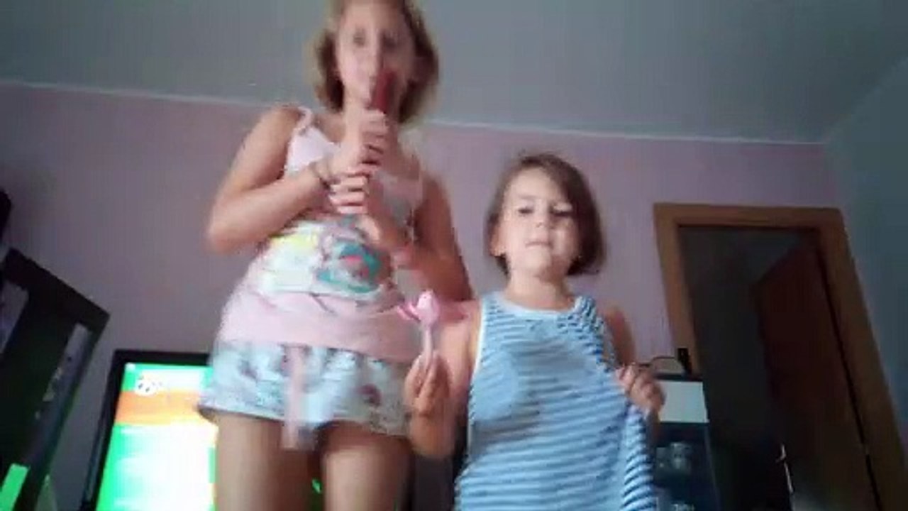 Maia y Queralt bailando Verano 2019