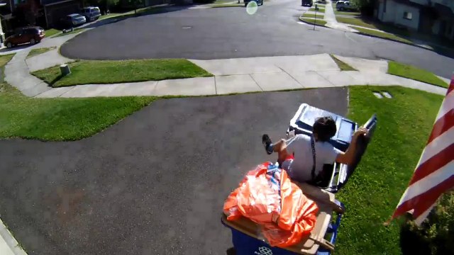 Un enfant se cache dans une poubelle remplie de couches de bébé pour échapper à un policier