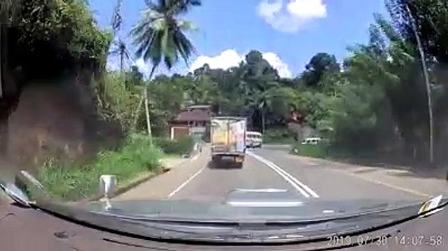 VÍDEO: ¿Suerte o manos? Este conductor ha vuelto a nacer