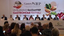 Fatma Şahin, Gastronomi Festivali’nin tanıtım toplantısında elleriyle katmer yaptı