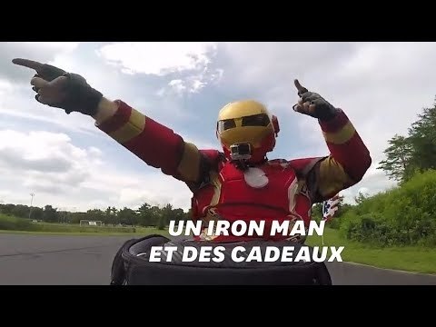 Déguisé en Iron Man, il offre des cadeaux aux passants et c'est tout