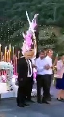 Deputeti shqiptar marton motrën, njerëzit mbledhin lekët përtokë