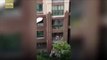 Suspendu dans le vide au sixième étage d'un immeuble, un enfant de 3 ans se lâche et chute dans le vide