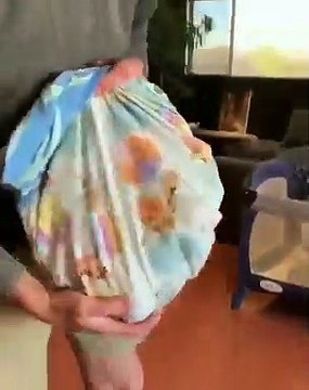 Bébé Kangourou confond cet homme à sa maman. Trop mimi !