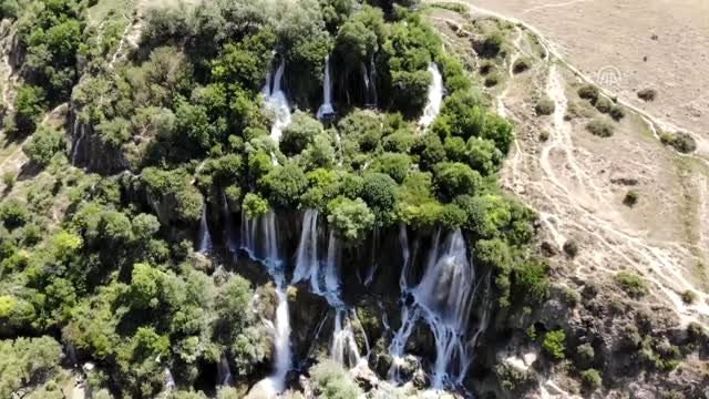 Sıcaktan bunalanlar Girlevik Şelalesi'nde serinliyor