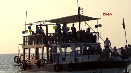 Evlilik teklifi için tekneden pankart açtırdı