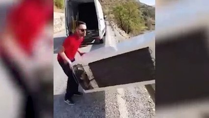 Denuncian a la empresa de residuos en la que un trabajador se grabó tirando un frigorífico al monte