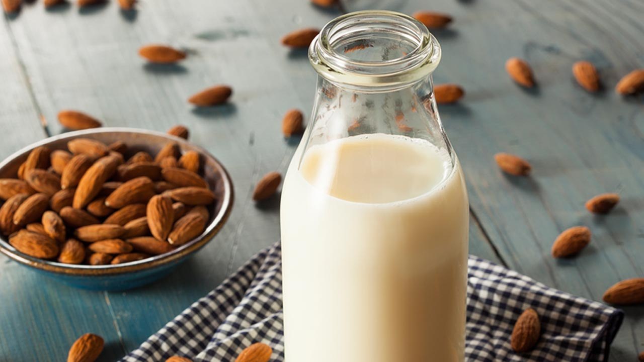 Mandel-,Soja-und Co.: Wie gesund sind Milchersatzprodukte wirklich?