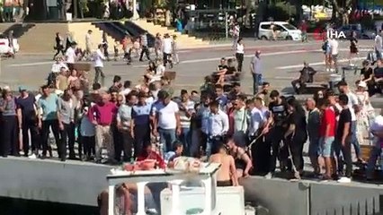 Kadıköy'de iki kadın denize düştü; kadınları vatandaşlar kurtardı
