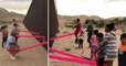 Des balançoires installées à travers la frontière américano-mexicaine, pour rapprocher les enfants des deux pays