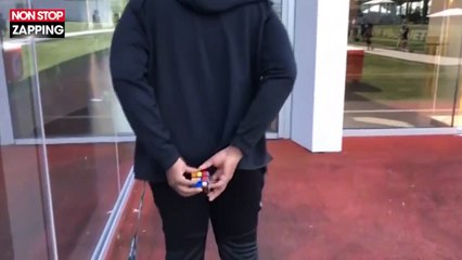 Rubik's Cube : Un footballeur américain relève le défi les mains derrière le dos (vidéo)