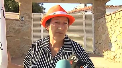 Una pareja de jubilados acampa en la puerta de un chalet de Tarragona para echar al inquilino que no paga