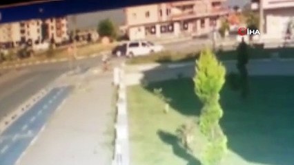 Otobüs ile araba çapıştı, ortalık savaş alanına döndü