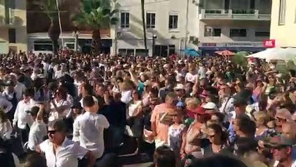 Plusieurs centaines de personnes dansent sur la musique de Rabbi Jacob à Saint-Raphaël
