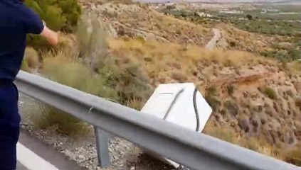 El joven que tiró la nevera en Almería la recoge arrepentido