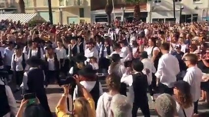 Plusieurs centaines de personnes dansent sur la musique de Rabbi Jacob à Saint-Raphaël