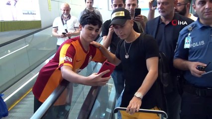 Video herunterladen: Galatasaray'ın yeni transferi Emre Mor, İstanbul'a geldi