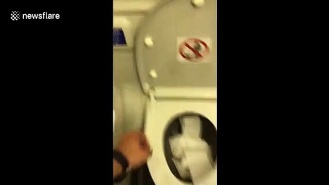 Puissance des toilettes du Boeing 737 : ils avalent le rouleau de papier !