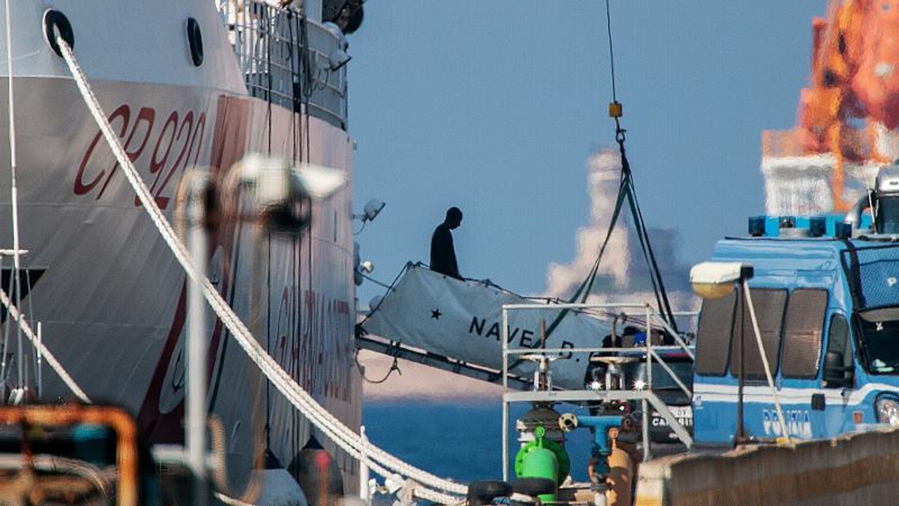 Migranten der 'Gregoretti' an Land - Salvini macht weiter Druck