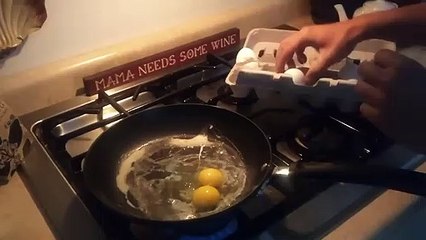 Il casse 5 oeufs qui sont tous à doubles jaunes...