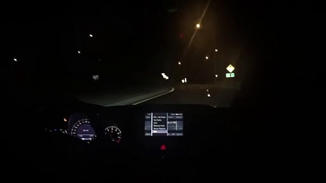 Il s'amuse à faire un gros drift avec ses parents dans la voiture... Grosse frayeur