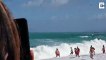 Un sauveteur intervient pour sortir un enfant piégé dans des vagues énormes