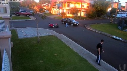 Vídeo mostra motociclista fugindo após provocar acidente no Coqueiral