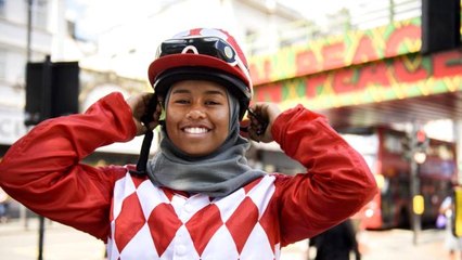 Khadijah Mellah: İngiltere'nin ilk başörtülü jokeyi