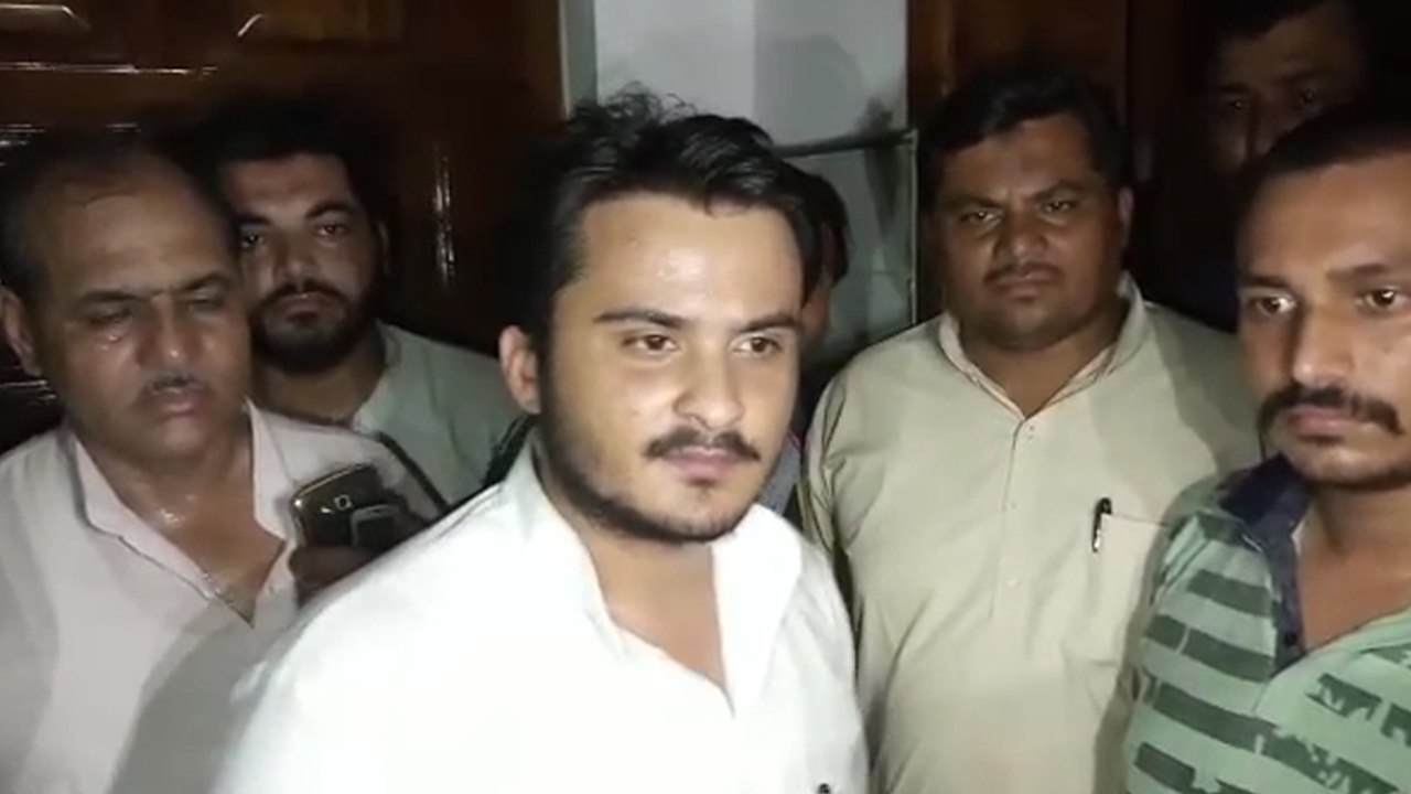 जौहर यूनिवर्सिटी के गेट के बाहर धरने पर बैठे अब्दुल्ला आजम, कहा- सरकार को खटक रहे मेरे पिता