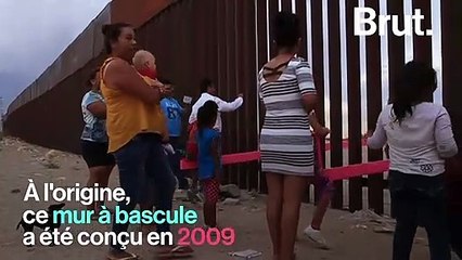 Grâce à des balançoires à bascule, ils jouent ensemble à la frontière américano-mexicaine