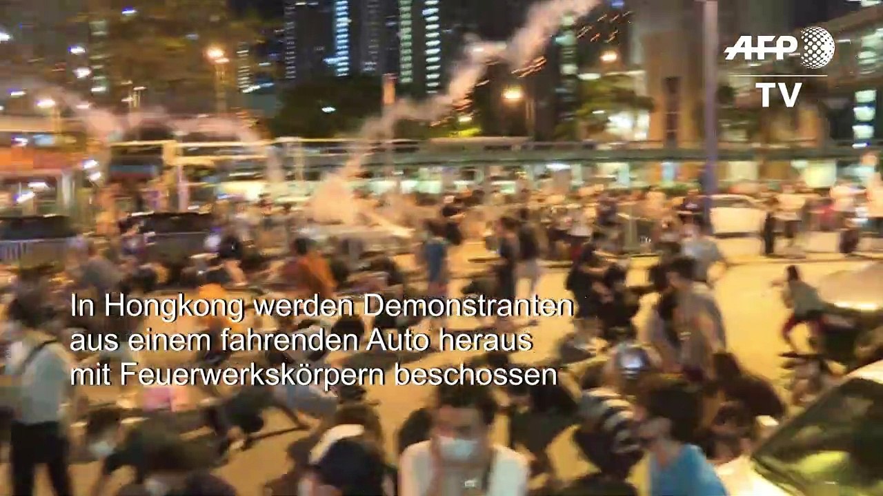 Demonstranten in Hongkong mit Feuerwerk beschossen