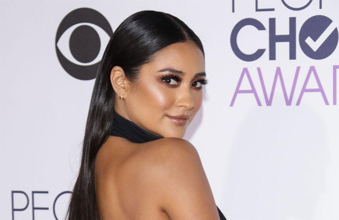 Shay Mitchell wearing diapers during pregnancy