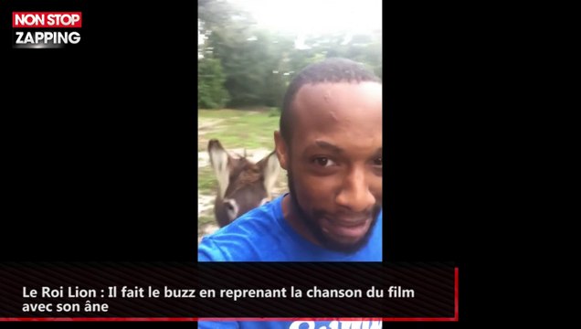 Le Roi Lion : Il fait le buzz en reprenant une chanson du film avec son âne (vidéo)