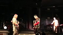 Russie : deux guitaristes du groupe Rammstein s'embrassent sur scène en soutien aux personnes LGBT