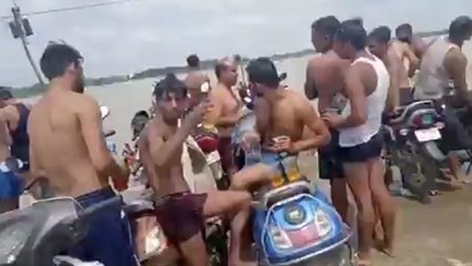 कांवड़ यात्रा के नाम पर घाट पर शराब के पेग बना रहे कांवड़िए, वीडियो वायरल