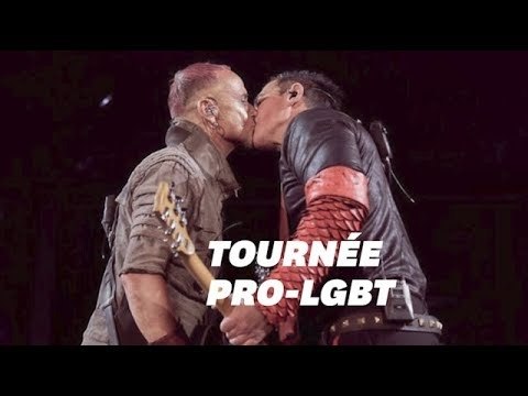 Les guitaristes de Rammstein s'embrassent sur scène lors d'un concert en Russie
