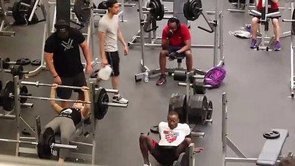 Qui pourrait prévenir la copine de ce monsieur s'il vous plait...