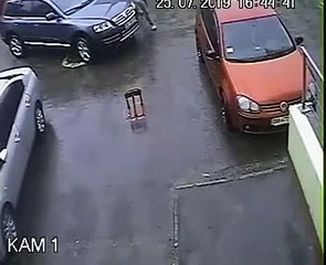 Cet homme a vraiment envie de stationner sa voiture sur une place réservée